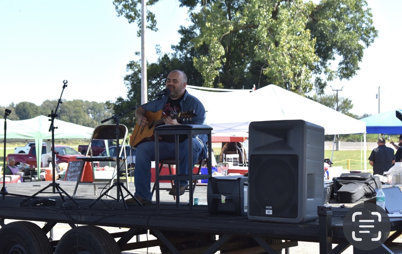 Performer on stage at Cherokee Chickamauga outdoor gathering